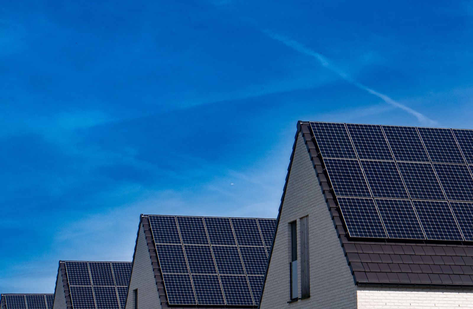 Maisons équipées de panneaux solaires sur le toit, sous un ciel bleu