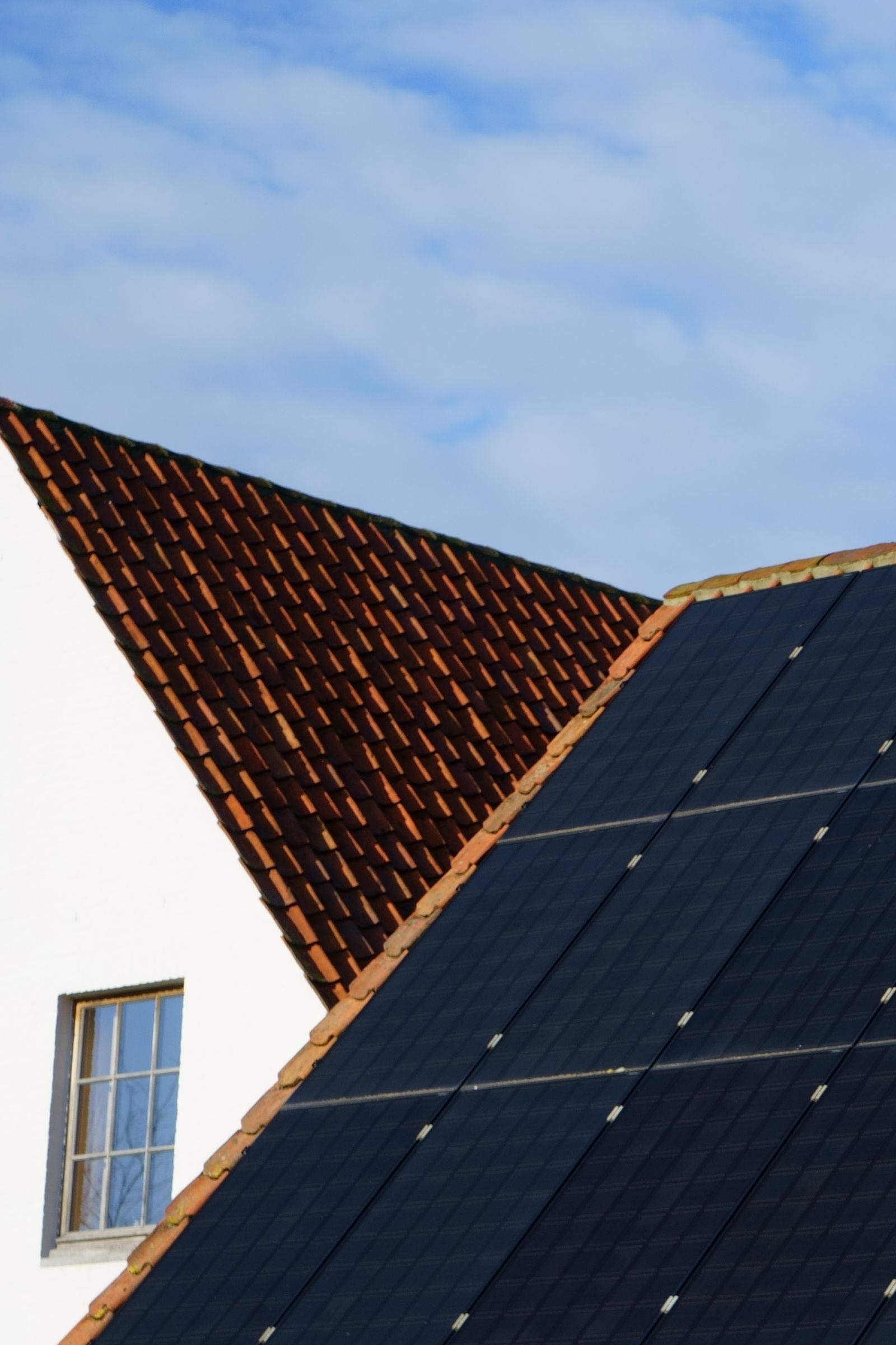 Pignon de maison et toiture couverte de panneaux solaires