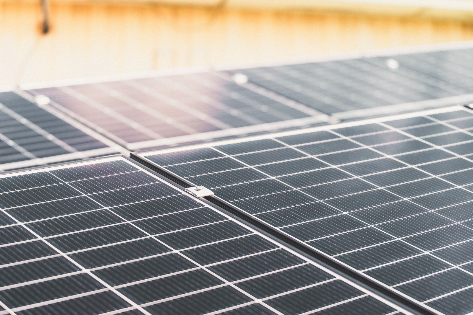 Panneaux photovoltaïques en plein soleil, vue rapprochée