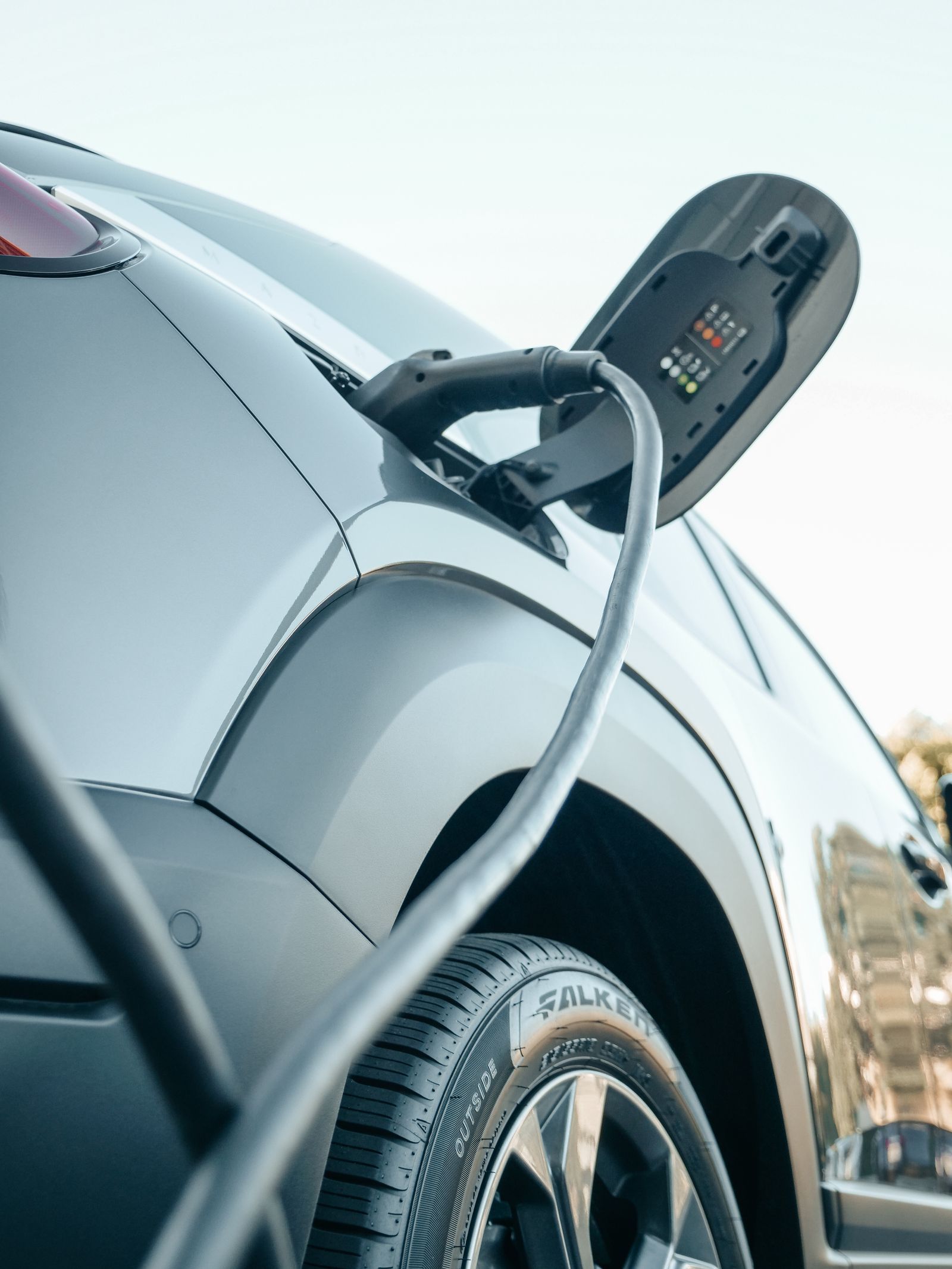 Voiture électrique branchée pour la recharge