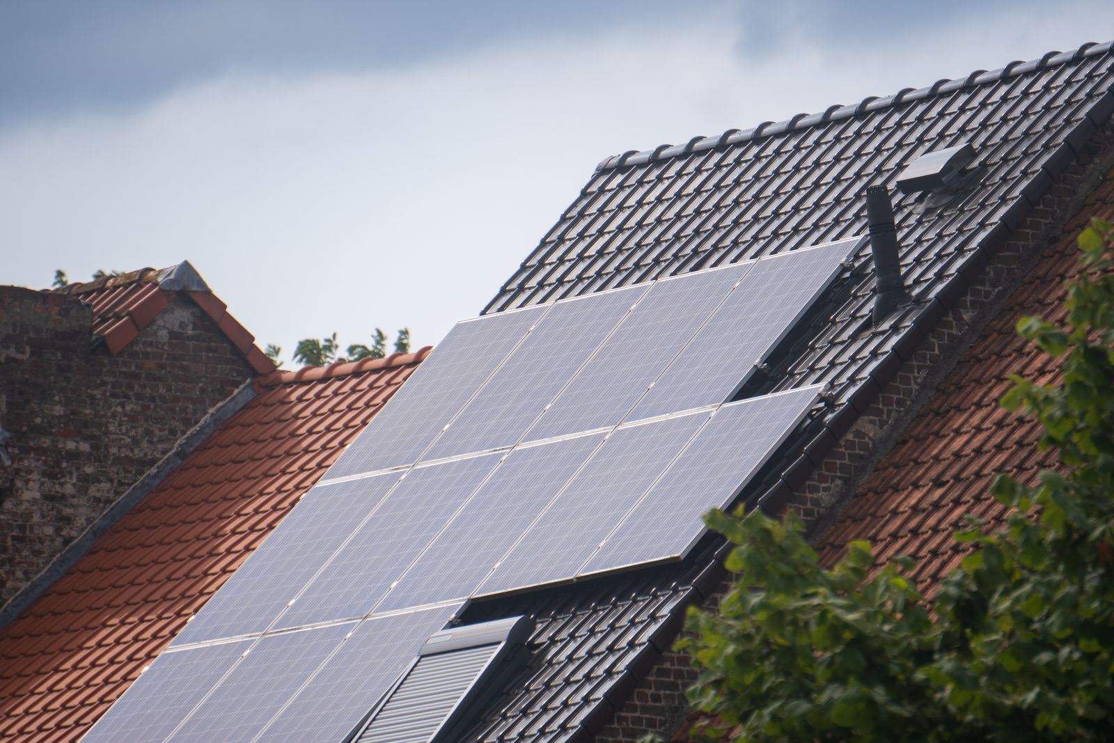 Panneaux solaires noirs posés sur un toit en pente